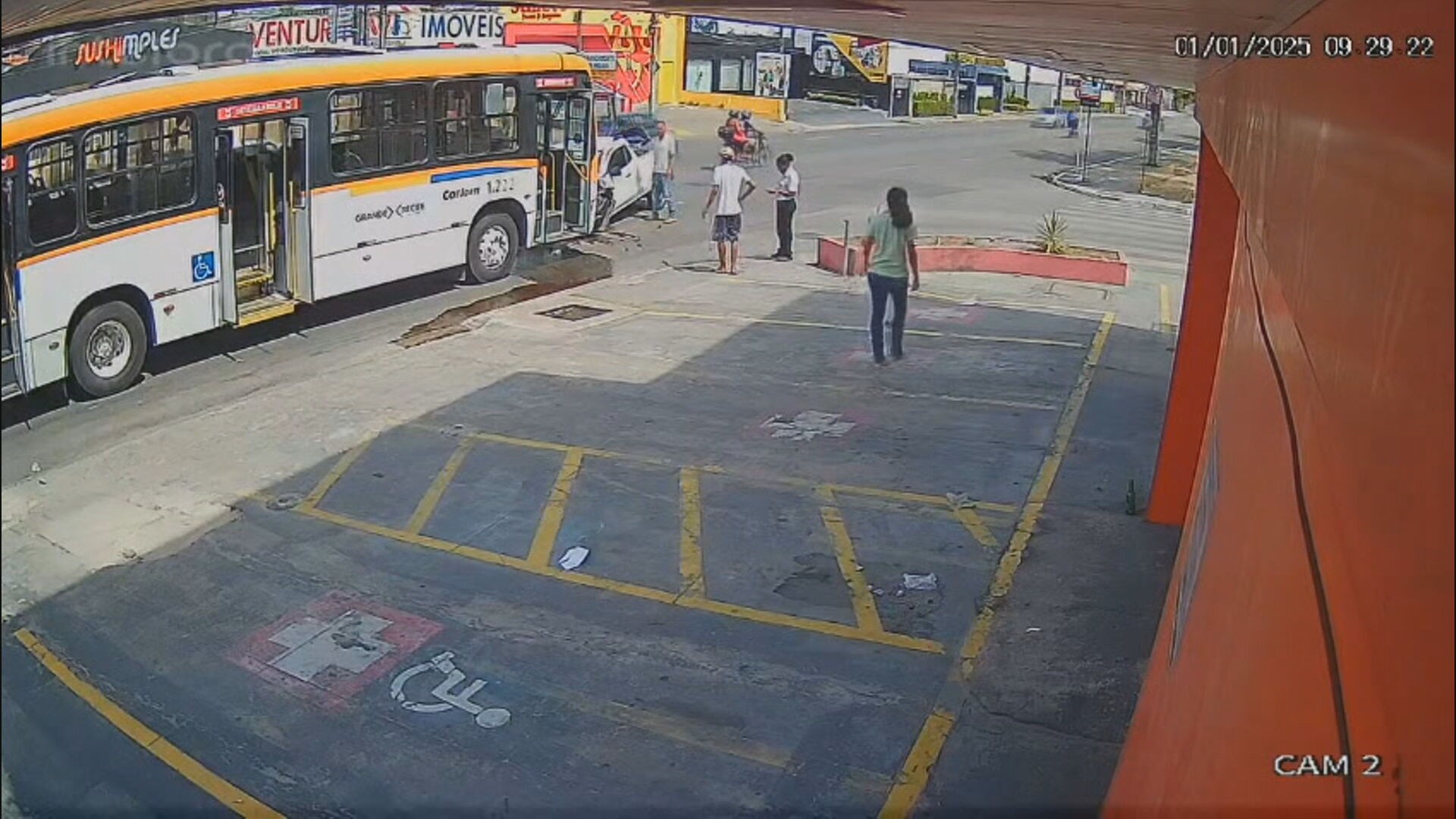 Vídeo mostra acidente entre ônibus e carro que deixou um morto e outro ferido em Olinda