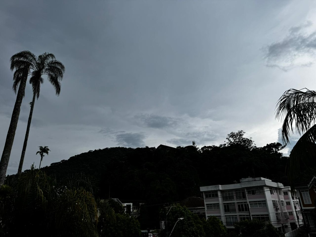 Petrópolis aciona sirenes por risco de chuva forte neste sábado