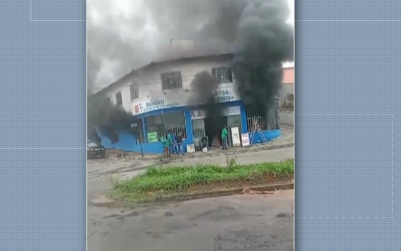 Incêndio atinge loja de construção civil no bairro Sagrado Coração, em Varginha, MG