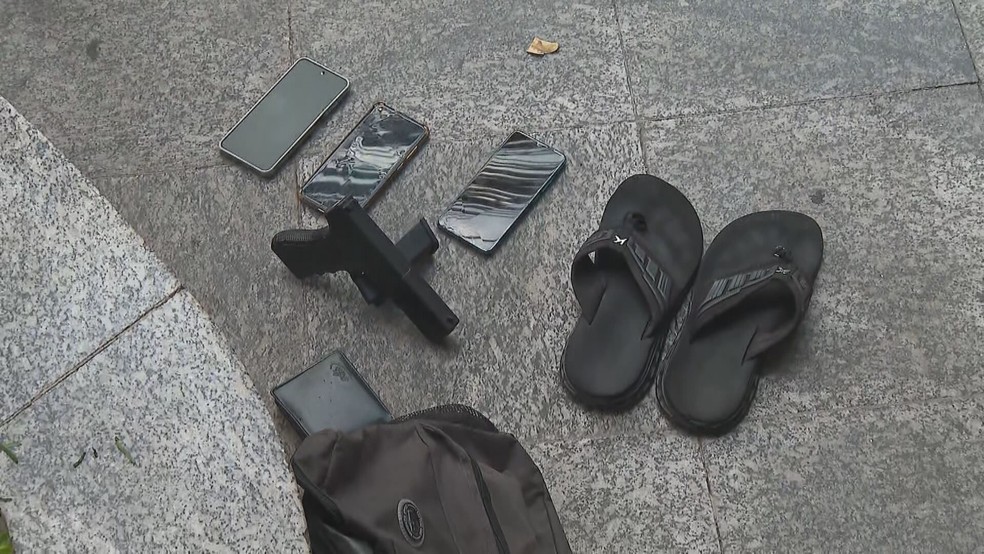 Simulacro de pistola usada pelo criminoso e celulares levados dos passageiros — Foto: Reprodução/TV Globo