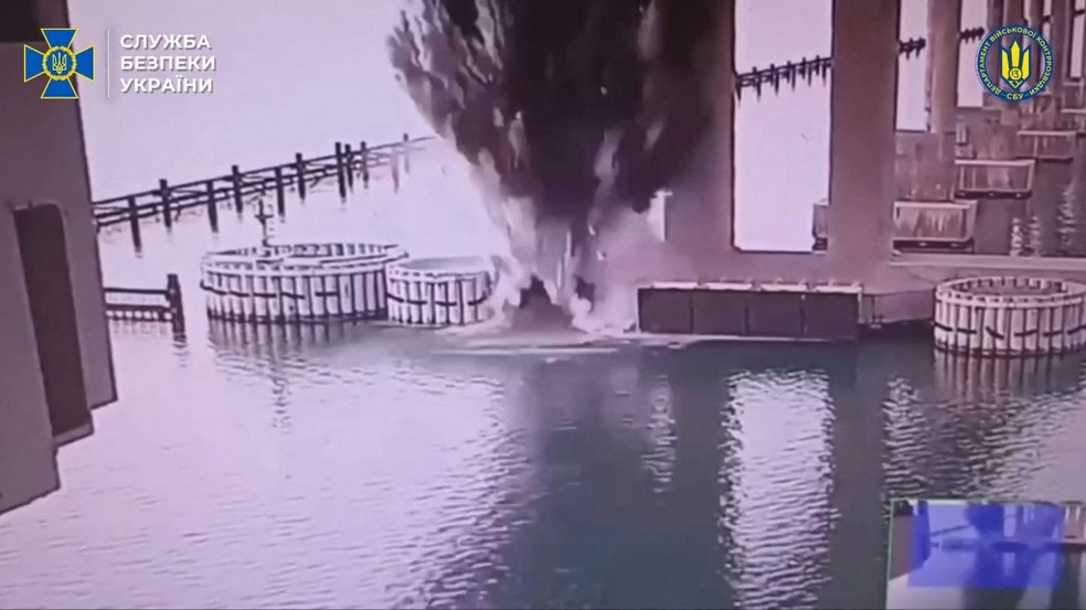 Ucrânia ataca ponte da Crimeia com explosivos instalados debaixo d'água em 3 de junho de 2025. — Foto: Serviço de Segurança da Ucrânia