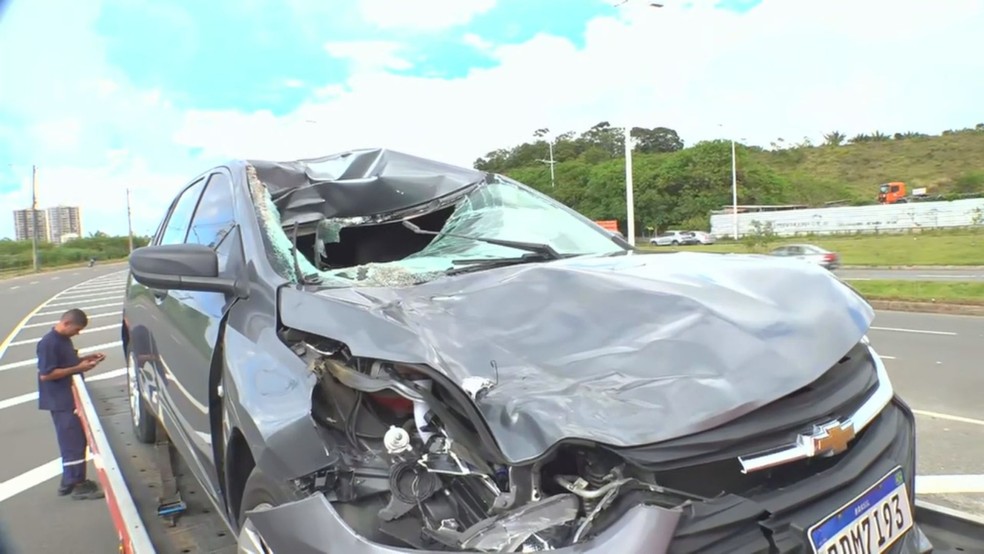 Boi é atingido por carro ao tentar atravessar pista na Bahia — Foto: Reprodução/TV Bahia