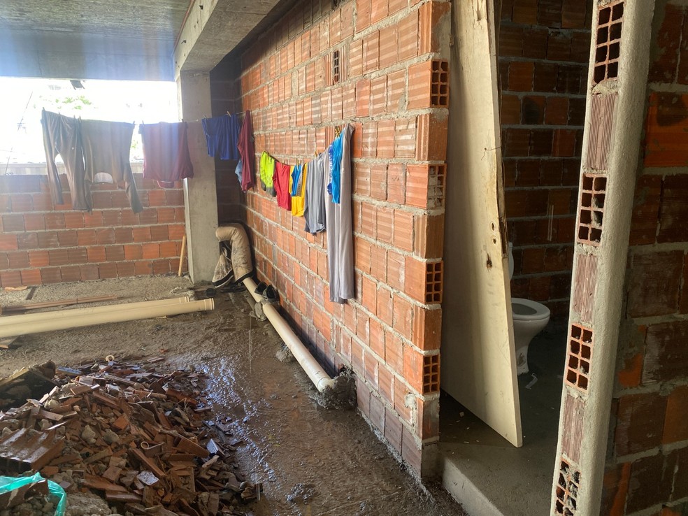 Trabalhadores viviam em alojamentos improvisados em meio a materiais de construção e sem condições de higiene — Foto: Reprodução / Secretaria de Inspeção do Trabalho