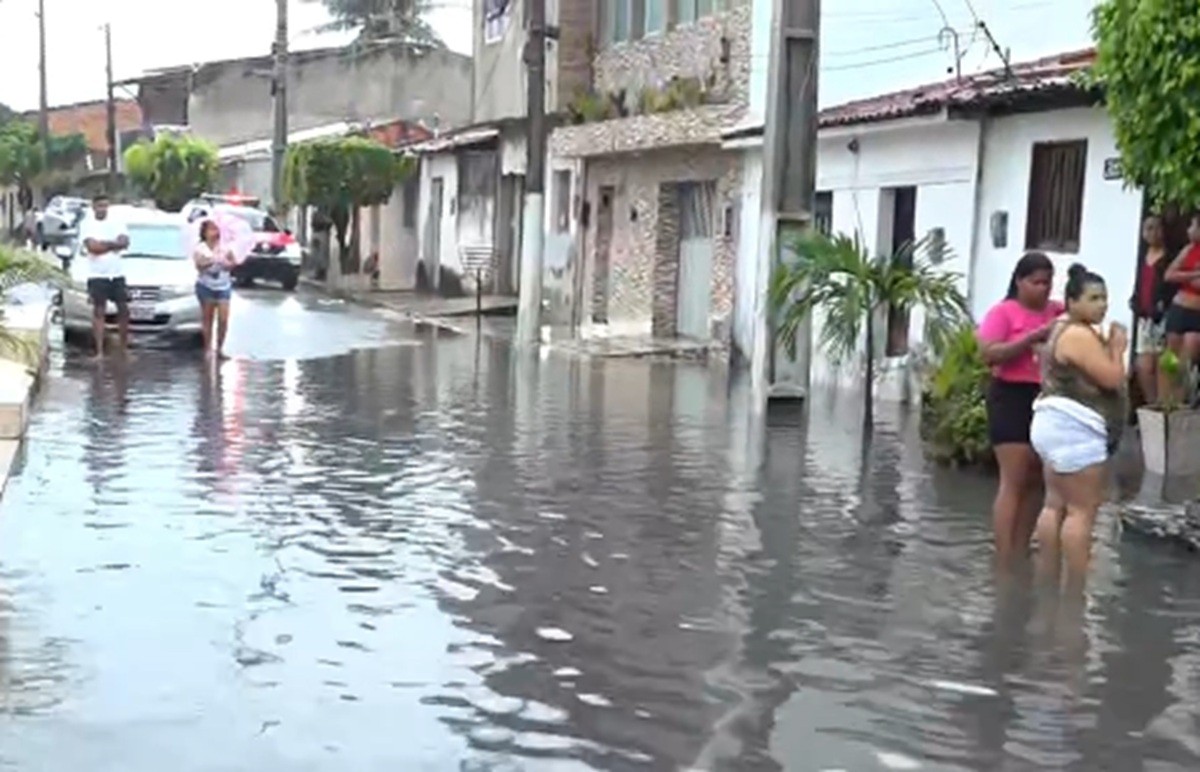 Chuva alaga ruas, invade casas e bairros de Maceió recebem cerca de 70mm de água