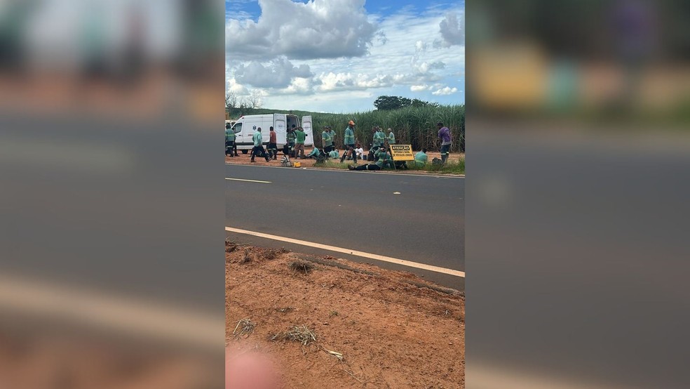 Acidente entre micro-ônibus e caminhão em estrada municipal de Valparaíso (SP) — Foto: Reprodução / Whatsapp