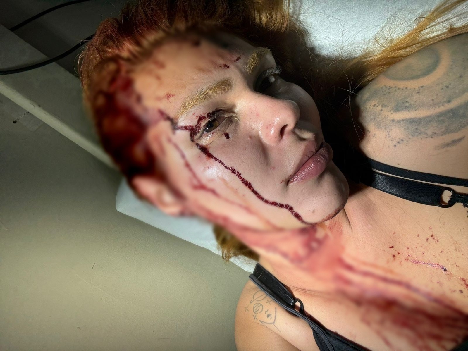 VÍDEO: Travesti é agredida a facadas por vizinhos na Zona Leste de SP