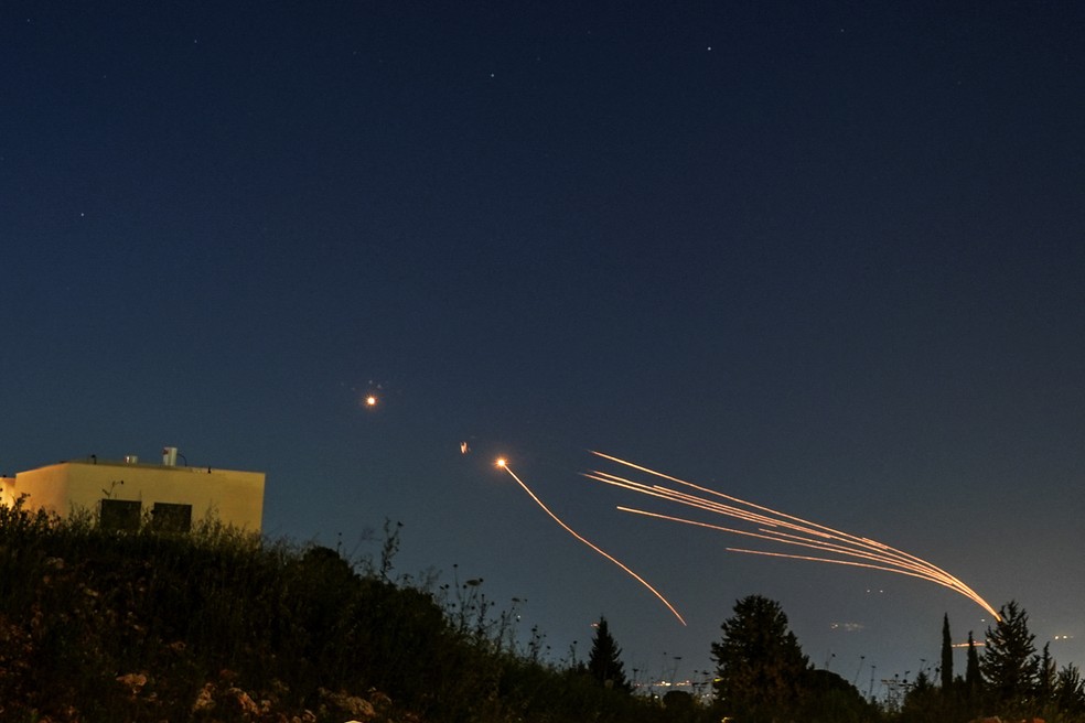 Sistema aéreo de defesa de Israel intercepta mísseis — Foto: Ayal Margolin/Reuters