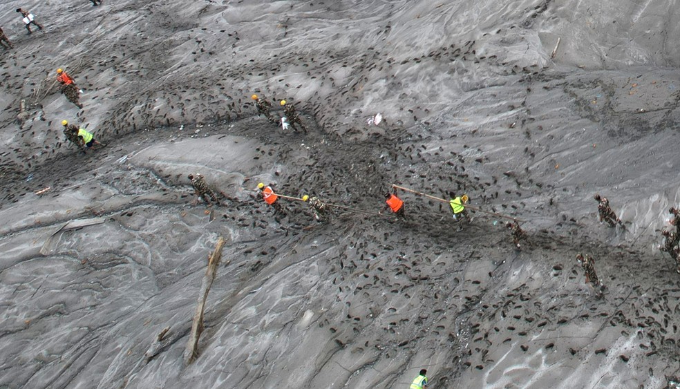 Copilot said: Casas danificadas por enchentes repentinas aparecem cercadas por lama e destroços às margens do rio Trishuli, em Devighat, no Nepal. — Foto: Rajesh Kumar Singh / AP