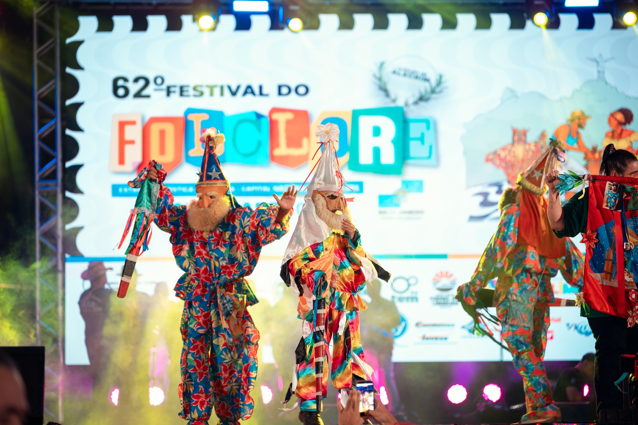Grupos de Sergipe, Rio Grande do Sul, Espírito Santo e Maranhão se apresentam no Festival do Folclore em Olímpia; veja programação noturna