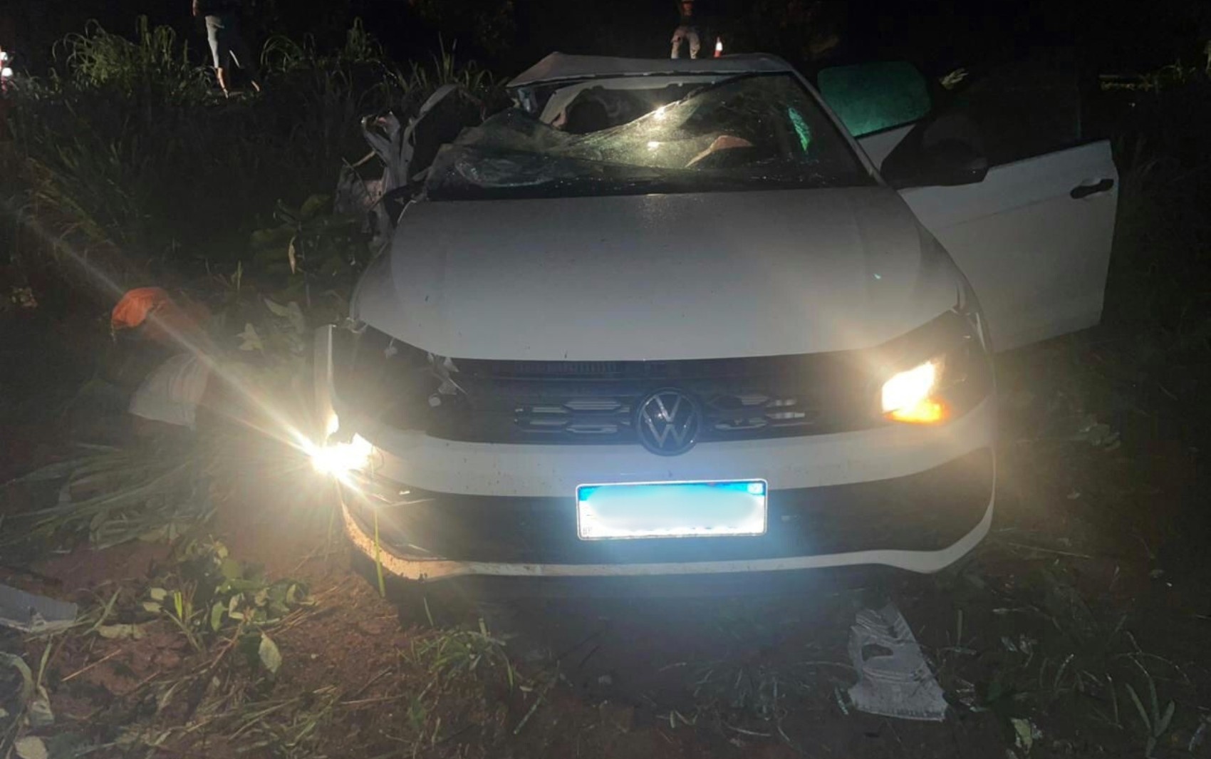 Mãe e filho morrem após batida entre carro e caminhão na BR-153 