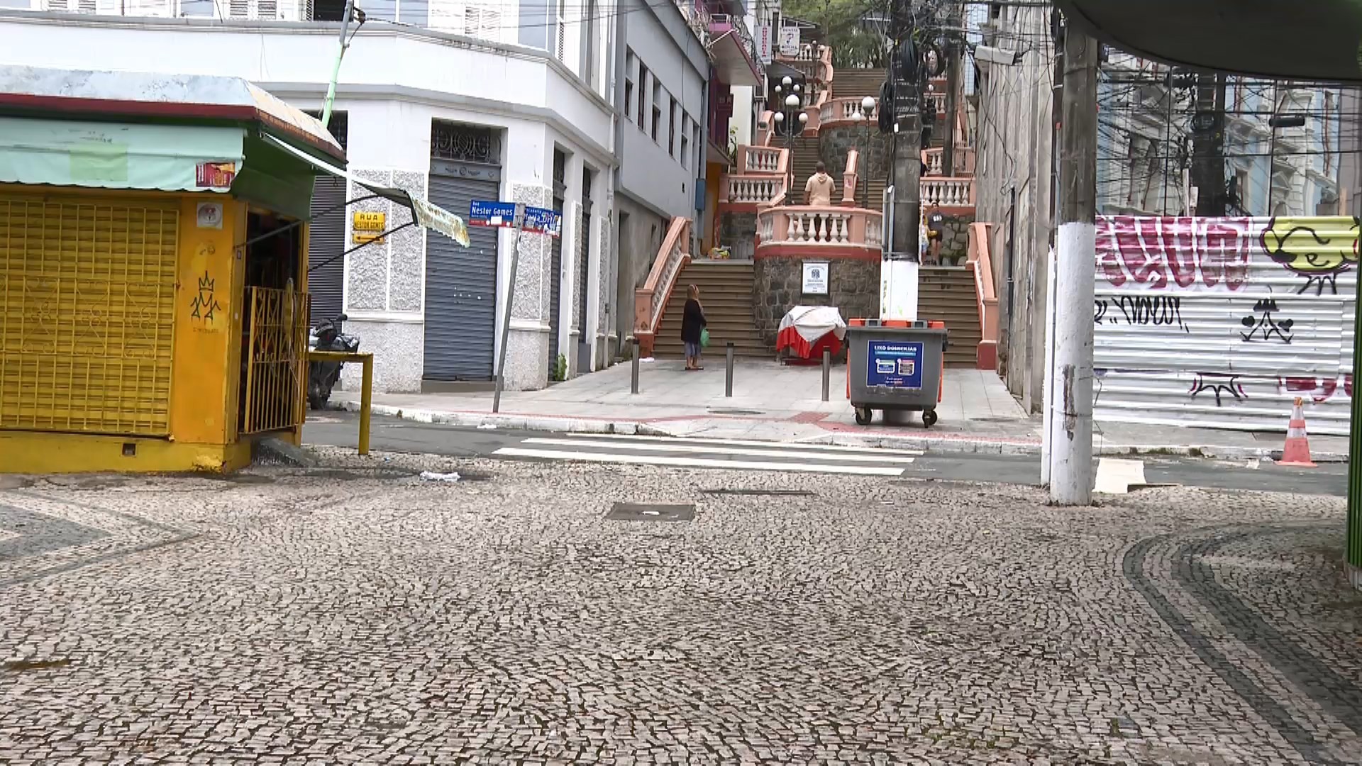 Empresária é espancada pelo marido que tentou fugir por escadaria no Centro de Vitória, mas acabou preso 