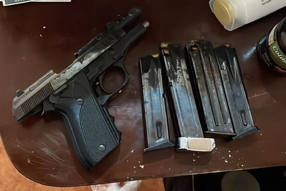 Arma encontrada em casa de advogada procurada pela Justiça em Itanhaém (SP) — Foto: DIG Itanhaém/Divulgação