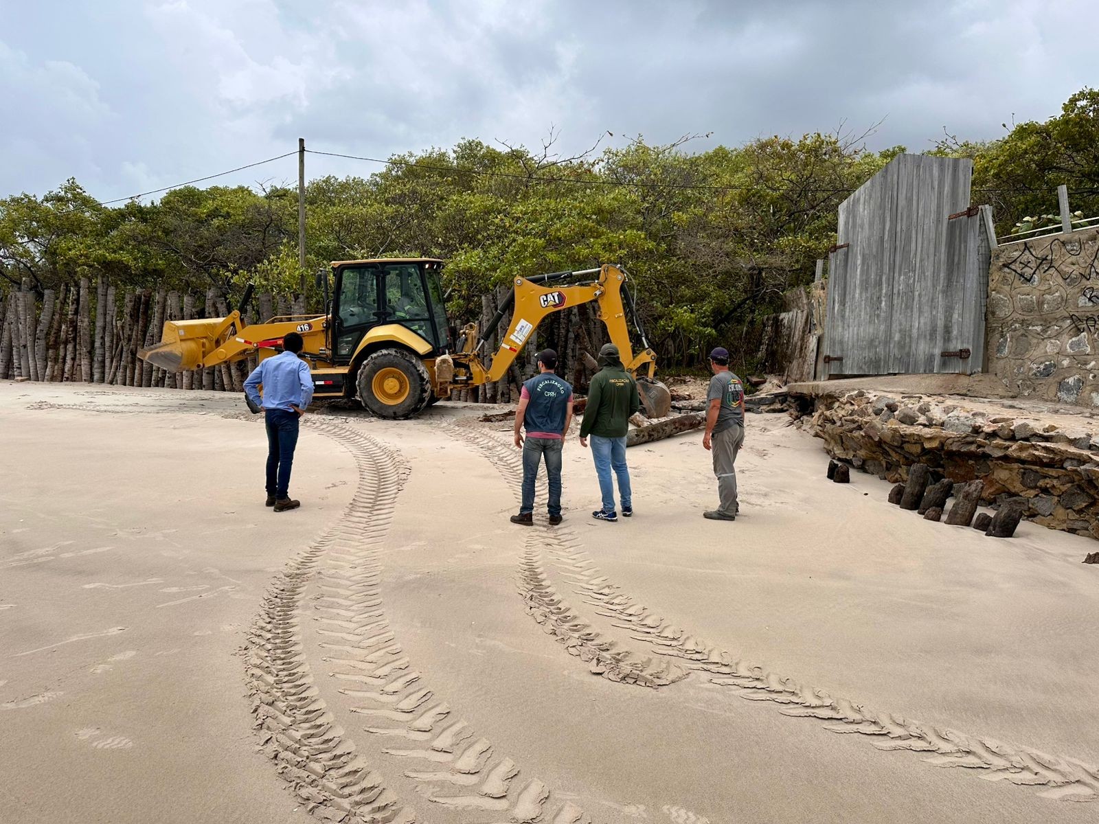 Muro na praia do Pontal de Maracaípe começa a ser demolido após quase dois anos de disputas