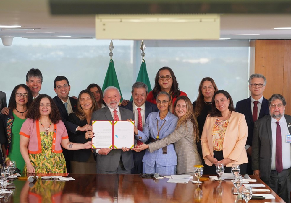 Lula sanciona lei que proíbe testes em animais para cosméticos — Foto: Rogério Cassimiro/MMA