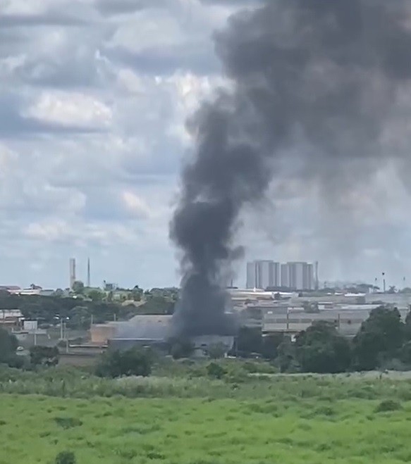 Empresa de produtos químicos pega fogo e mobiliza equipes dos Bombeiros em Santa Bárbara