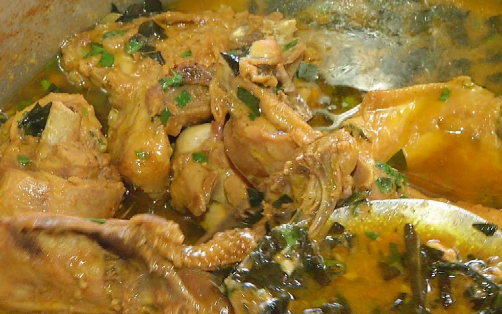 Frango ora-pro-nbis, feito em distrito de Buriti Alegre  Foto: Reproduo/TV Anhanguera