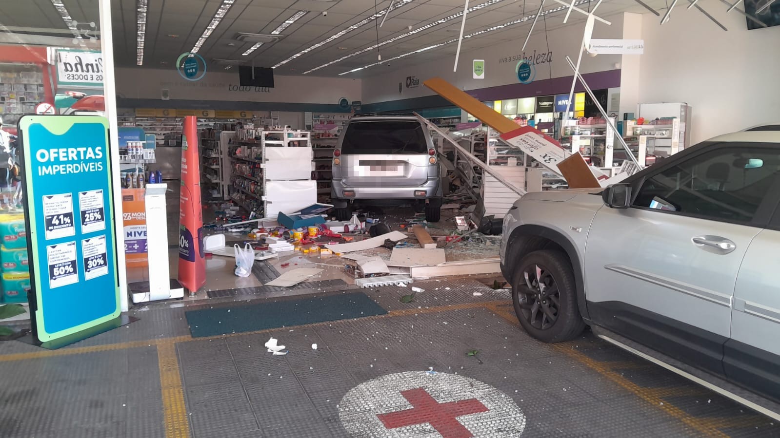 Idosa confunde pedais do carro e invade farmácia no interior de SP