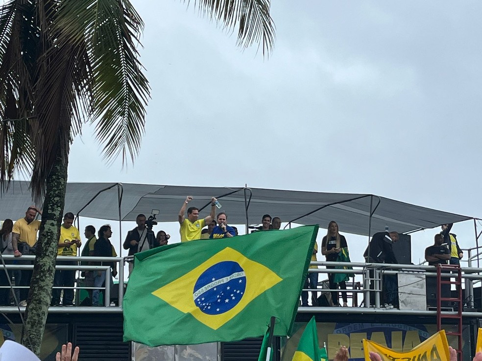 Manifestação reúne grupos de direita em Copacabana — Foto: Leslie Leitão/TV Globo