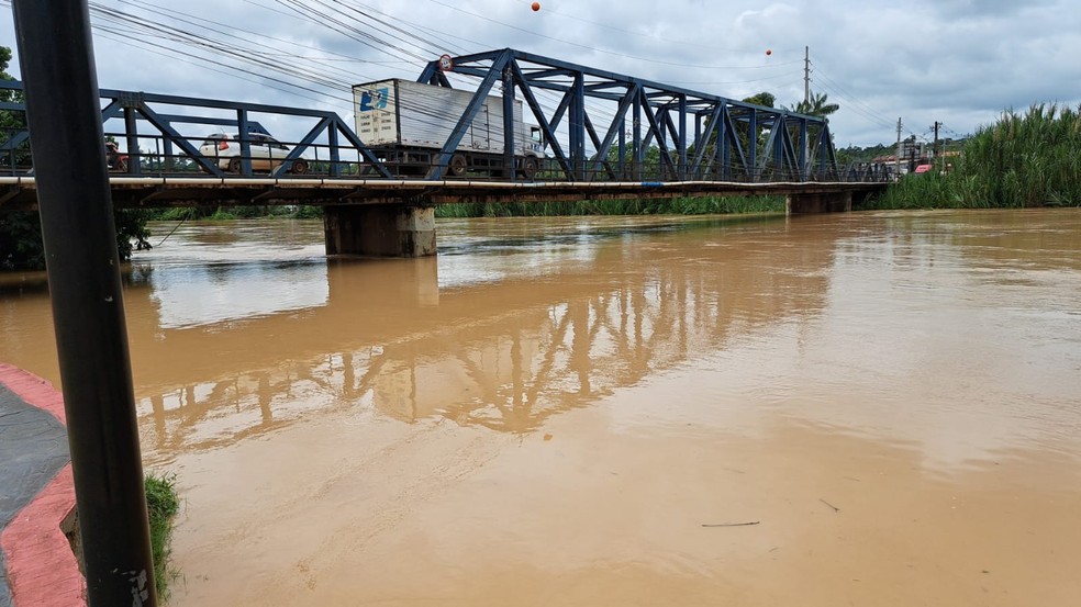 Brasiléia já atinge cota de transbordamento e está próximo dos 12 metros; centenas de famílias já foram atingidas — Foto: Arquivo pessoal