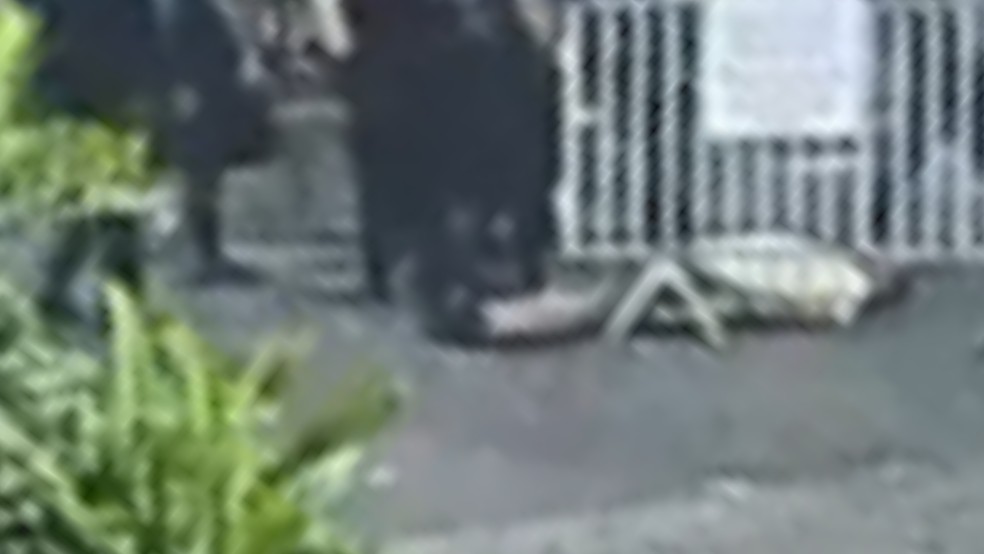 Operador de m�quina � agredido por seguran�a e sofre convuls�o em Poloni (SP) � Foto: Reprodu��o/C�mera de seguran�a