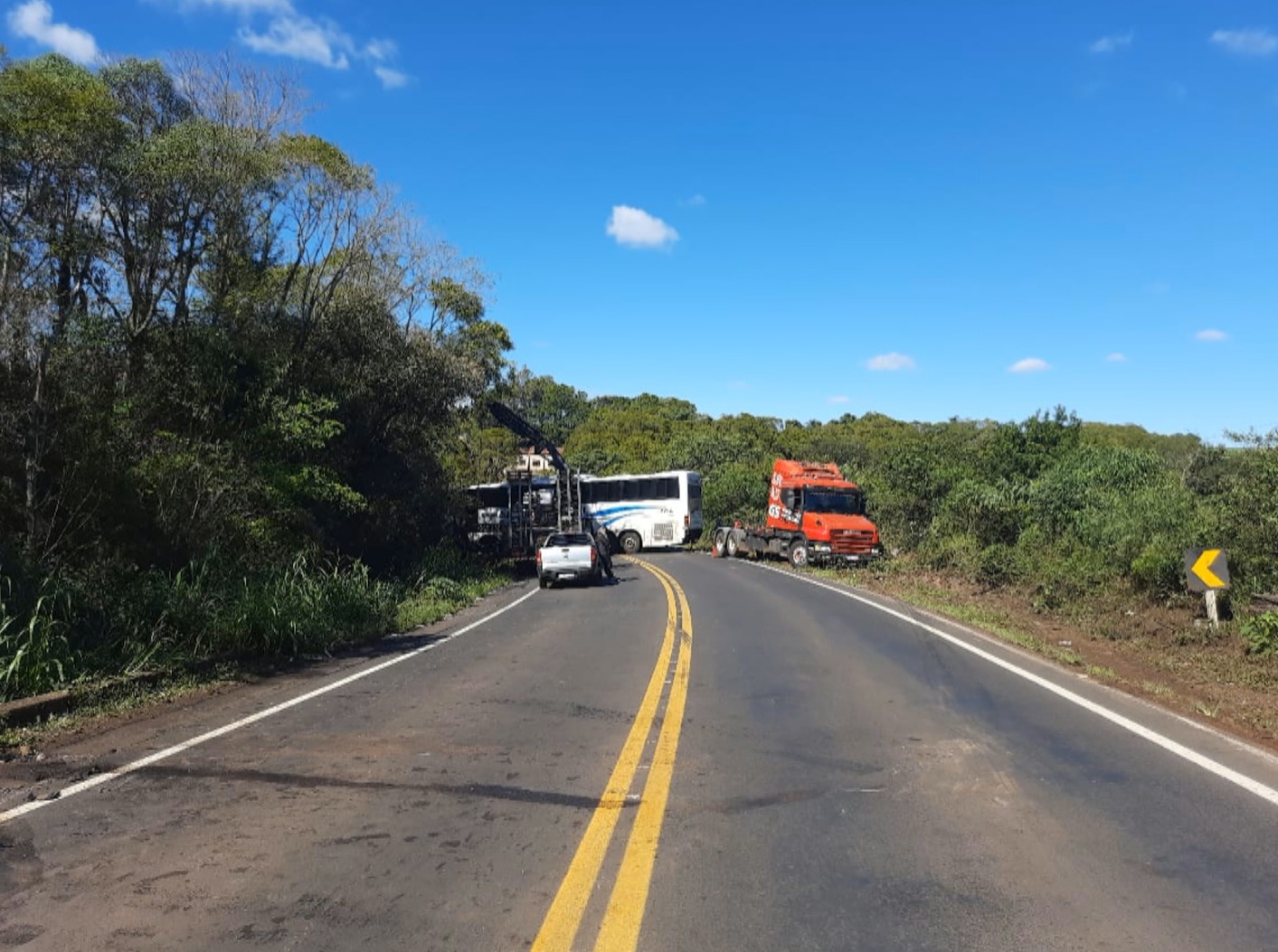 Acidente que matou quatro jovens na ERS-404: motorista de carro que bateu em ônibus não tinha carteira de habilitação, diz Polícia Civil