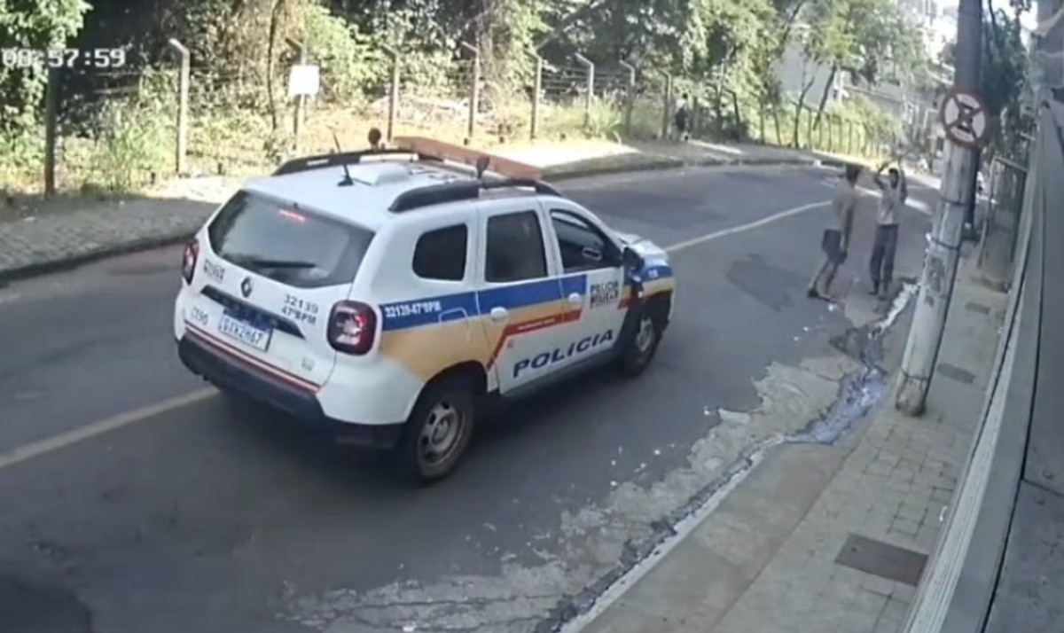 VÍDEO: Homem tenta agredir outro com pá, mas desiste ao ver viatura da PM