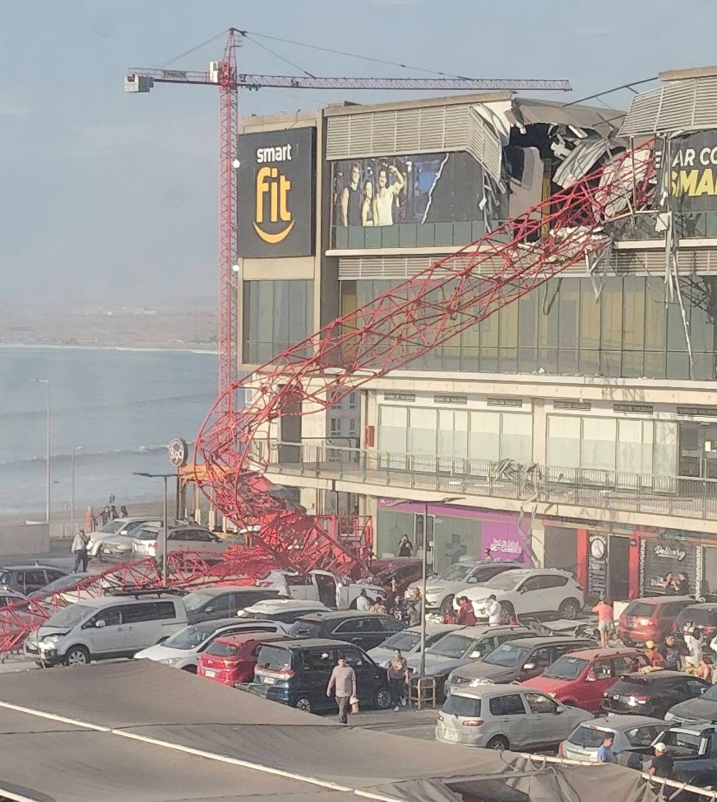 Guindaste desaba, destrói academia Smart Fit no Chile e deixa feridos; veja VÍDEO