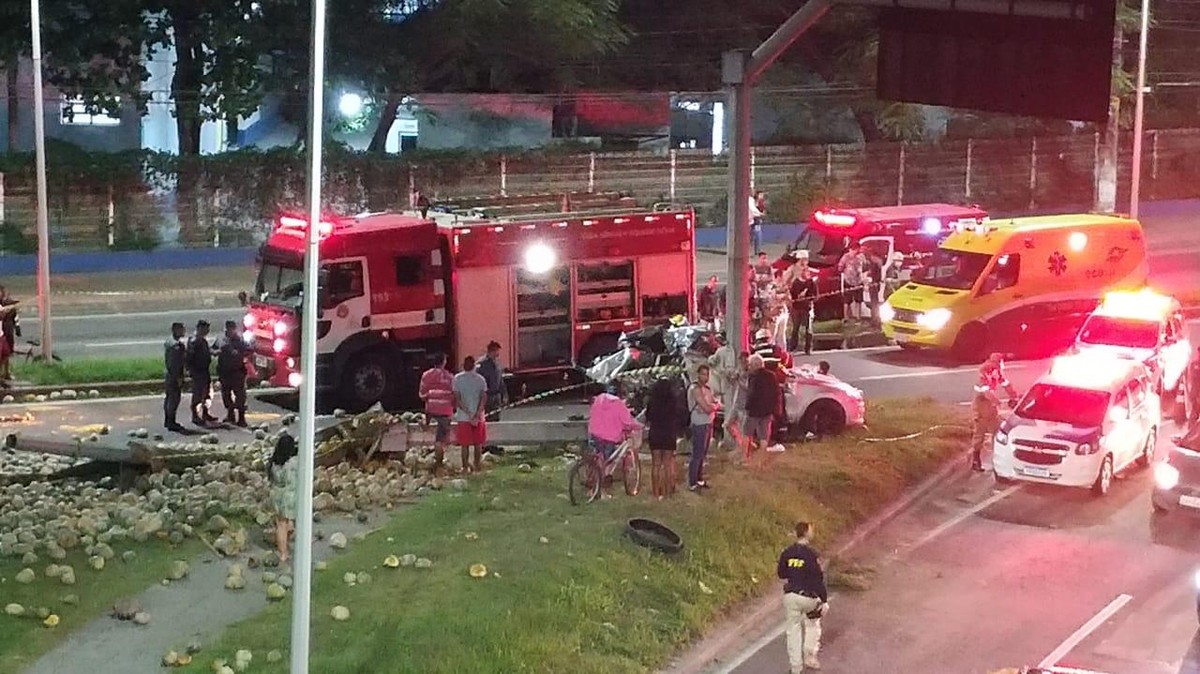 Acidente Entre Carro E Caminhão Deixa Três Mortos E Quatro Feridos Na Br 101 Na Serra Es
