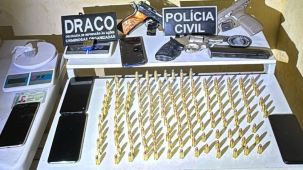 Polícia apreendeu três armas, munições e uma granada com suspeitos de tentativa de chacina em Varjota. — Foto: SSPDS/ Divulgação