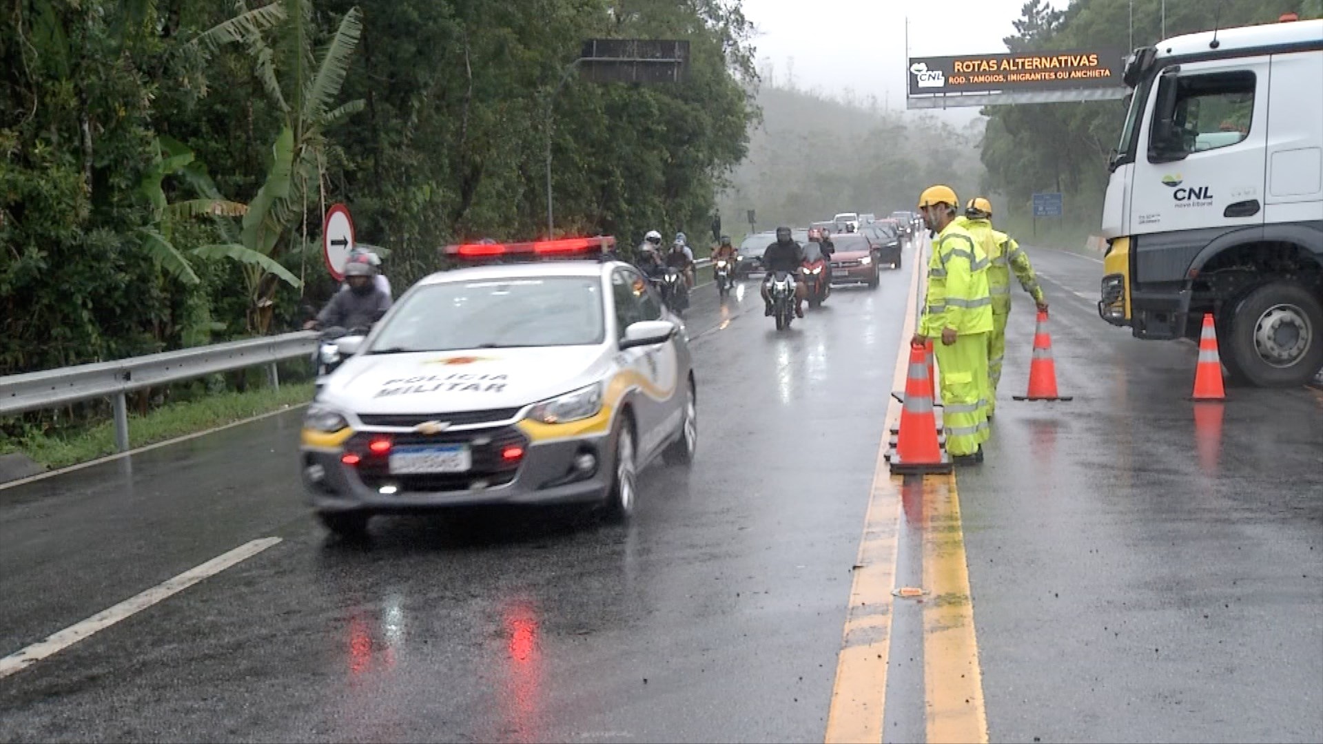 Previsão de 100 mm de chuva acende alerta de aquaplanagem nas estradas do litoral de SP