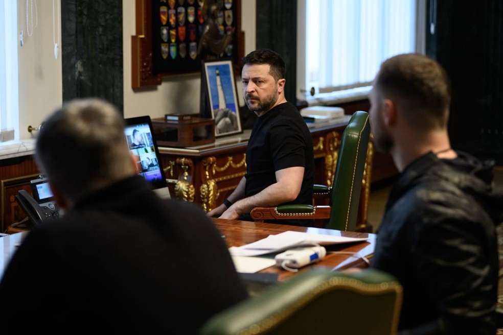O presidente da Ucrânia, Volodymyr Zelensky, reunido com seu gabinete — Foto: Telegram / Divulgação