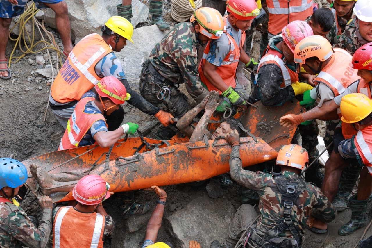 Nepal resgata 2 trabalhadores de túnel 9 dias após avalanche; VÍDEO
