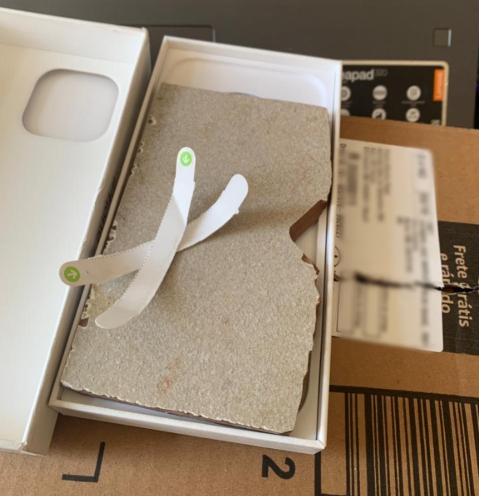 Mulher compra iPhone de R$ 8 mil pela internet e recebe pedaço de azulejo — Foto: Paula Rosa/Arquivo Pessoal