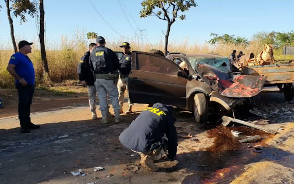 Carro após batida contra ônibus na BR-153, em Uruaçu — Foto: Divulgação/PRF
