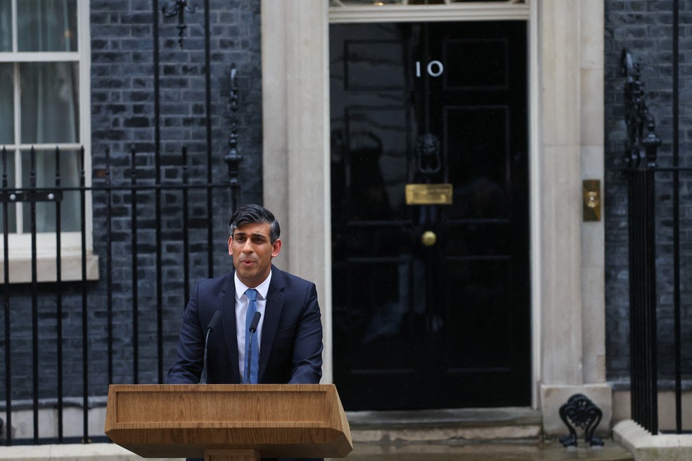 Rishi Sunak discursa na Downing Street, em Londres, no dia 22 de maio de 2024 — Foto: Toby Melville/Reuters