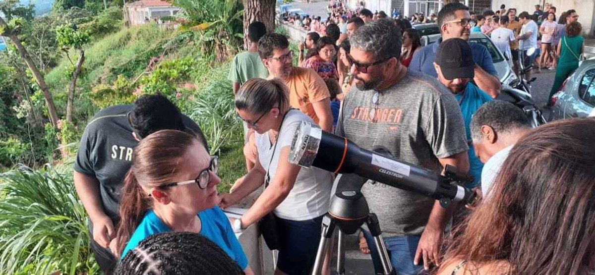 Eclipse solar anular atinge ápice e atrai curiosos em Maceió; veja