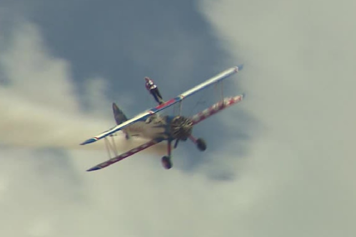 VÍDEO: britânica de 97 anos se torna a mulher mais velha a fazer acrobacia aérea sobre asas