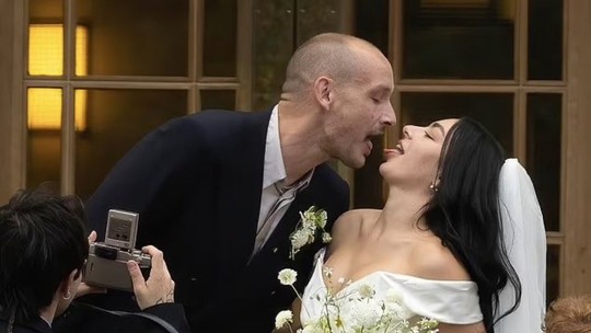 Charli XCX e baterista da banda The 1975 se casam em Londres - Cantora e músico estão juntos desde 2022. Cerimônia foi realizada em Londres para familiares e amigos.