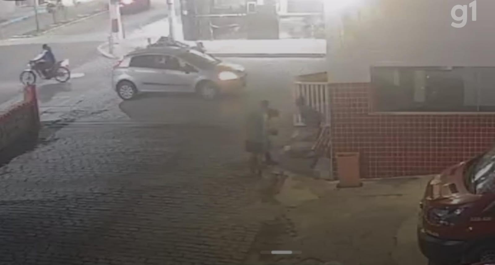 Bombeiro salva bebê de 6 dias após casal chegar às pressas em quartel de Cabo Frio; VÍDEO