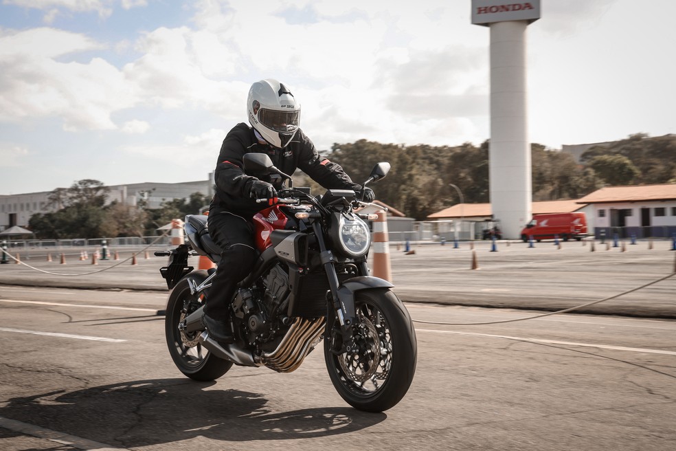 Honda CB 650R tem motor de 86,7 cv e sistema que permite trocas de marcha sem usar a alavanca de embreagem — Foto: Divulgação | Honda