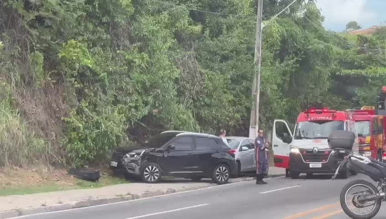 Acidente envolvendo 5 carros deixa feridos e trânsito congestionado na Leste Oeste em Maceió