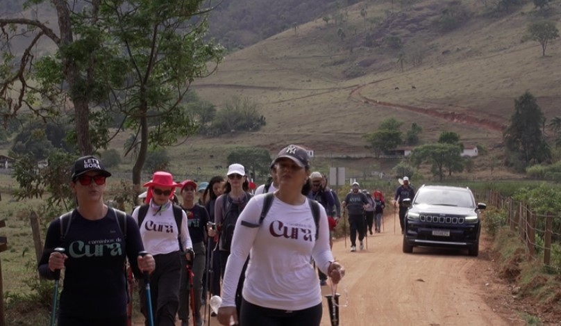 Outubro Rosa no Caminho da Fé:  mulheres que venceram o câncer de mama caminham até Aparecida