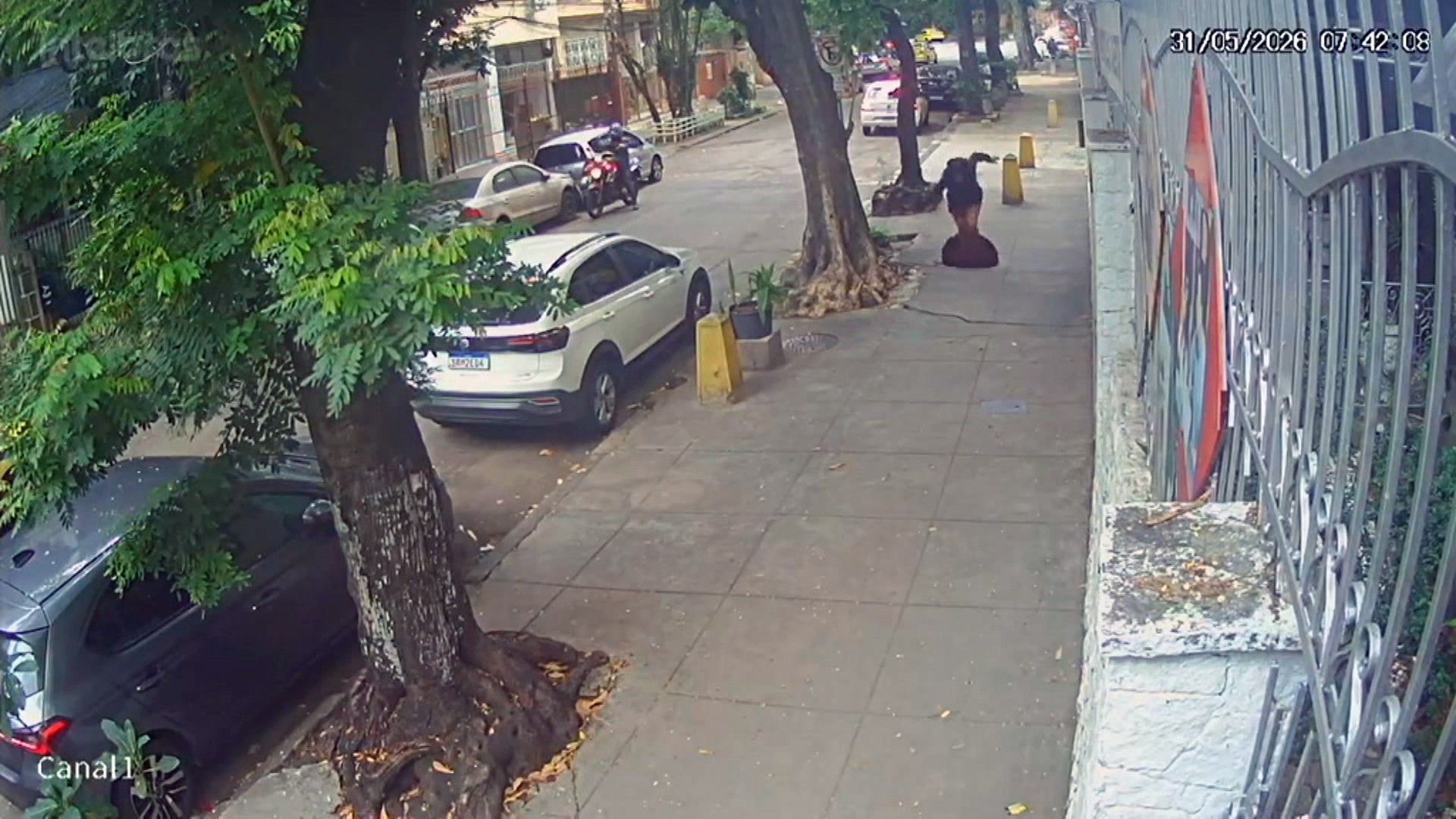Mulher é ‘engolida’ por bueiro após tampa ceder; VÍDEO