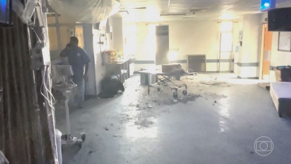 Imagens divulgadas pelo Ministério da Saúde do Hamas mostram médicos correndo para remover pacientes em meio à fumaça — Foto: Reprodução/TV Globo