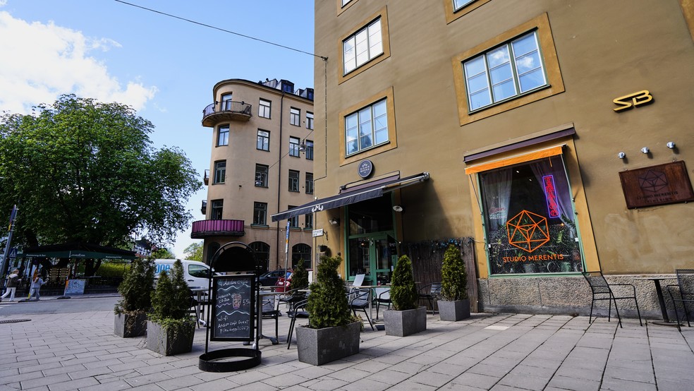 Vista geral da entrada do Andon Café no bairro de Vasastan, em Estocolmo, Suécia. — Foto: AP/James Brooks