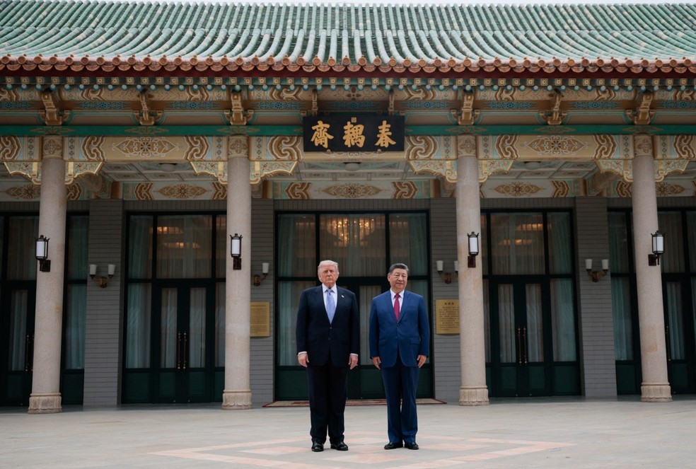 O presidente dos EUA, Donald Trump (à esquerda), posa para fotos com o presidente da China, Xi Jinping, durante uma visita ao Jardim Zhongnanhai, em Pequim, em 15 de maio de 2026. — Foto: Evan Vucci / Pool / AFP
