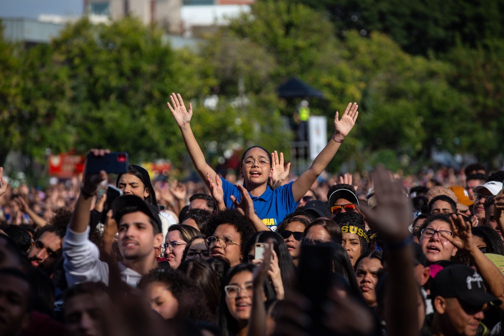 Jovem ergue os braços durante acompanhando uma apresentação na Marcha para Jesus na Praça Heróis da FEB, na Zona Norte de São Paulo — Foto: Fábio Tito/g1