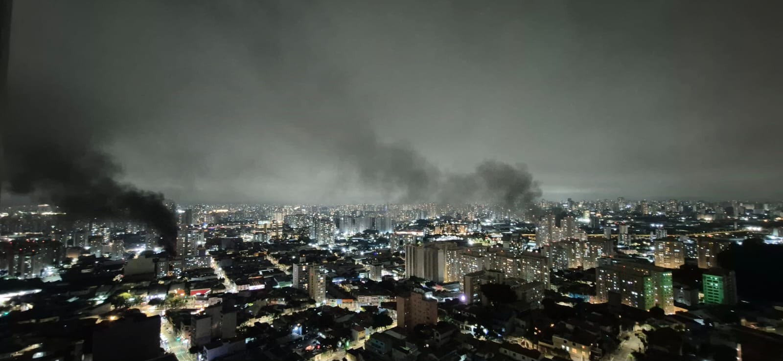 Incêndios atingem dois galpões comerciais em SP, um na Mooca e outro no Cambuci
