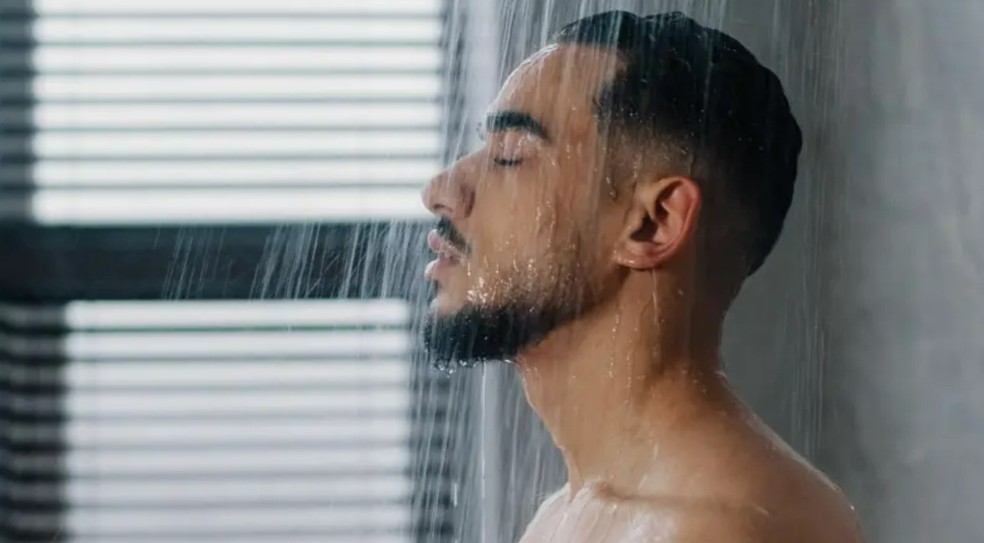 A quantidade de bactérias presentes na água do chuveiro depende de diversos fatores — Foto: BBC/Getty Images