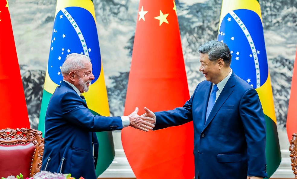 O presidente do Brasil, Luiz Inácio Lula da Silva e o presidente da China, Xi Jinping, cumprimentam-se cerimônia no Palácio do Povo, em Pequim, no dia 13 de maio de 2025 — Foto: Ricardo Stuckert/Presidência da República